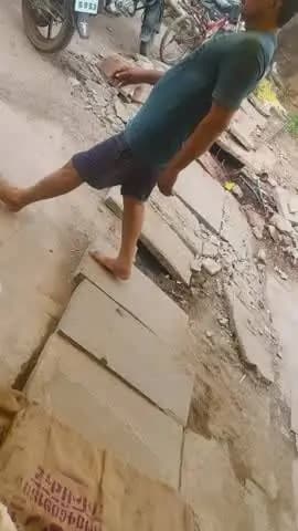 परिक्रमा मार्ग पर यात्री हो रहा है प्रसाद चित्रकूट जिला सतना मध्य प्रदेश