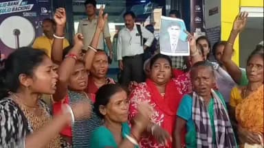 মাটিগাড়া: সরকারি ব্যাংকের সিএসপিতে গ্রাহকদের টাকা তছরুপের অভিযোগে বিক্ষোভ, প্রায় ১ কোটি ২ লক্ষ টাকা গায়েবের দাবি