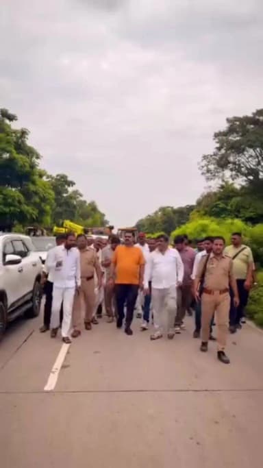 खलीलाबाद: खलीलाबाद के कुर्थिया गांव में सड़क हादसे में एक परिवार के 4 सदस्यों की मौत