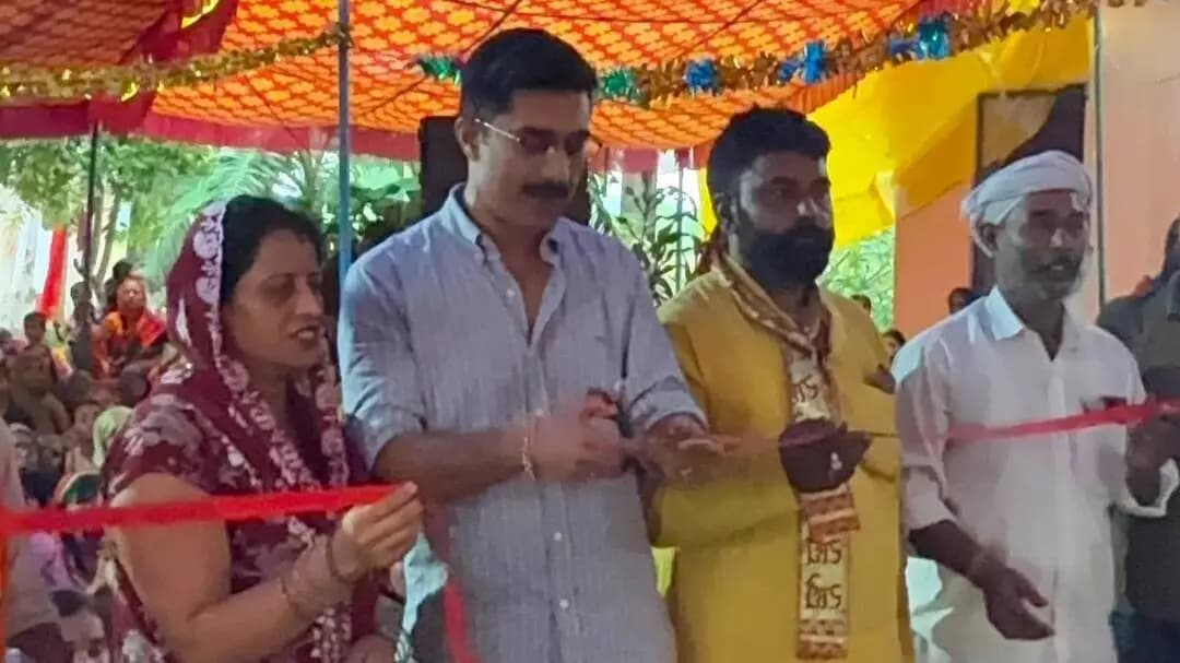 चंडौस में श्रीमद्भागवत कथा के समापन पर पहुंचे गभाना चेयरमैन कुंवर अभिमन्यु राज सिंह, की आरती