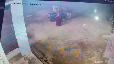 आशाराम शाक्य सुनीता देवी उनका लड़का मोहित शाक्य साथ में एक आदमी या है जिसका नाम राजेंद्र शाक्य है घर में घुसकर मारपीट