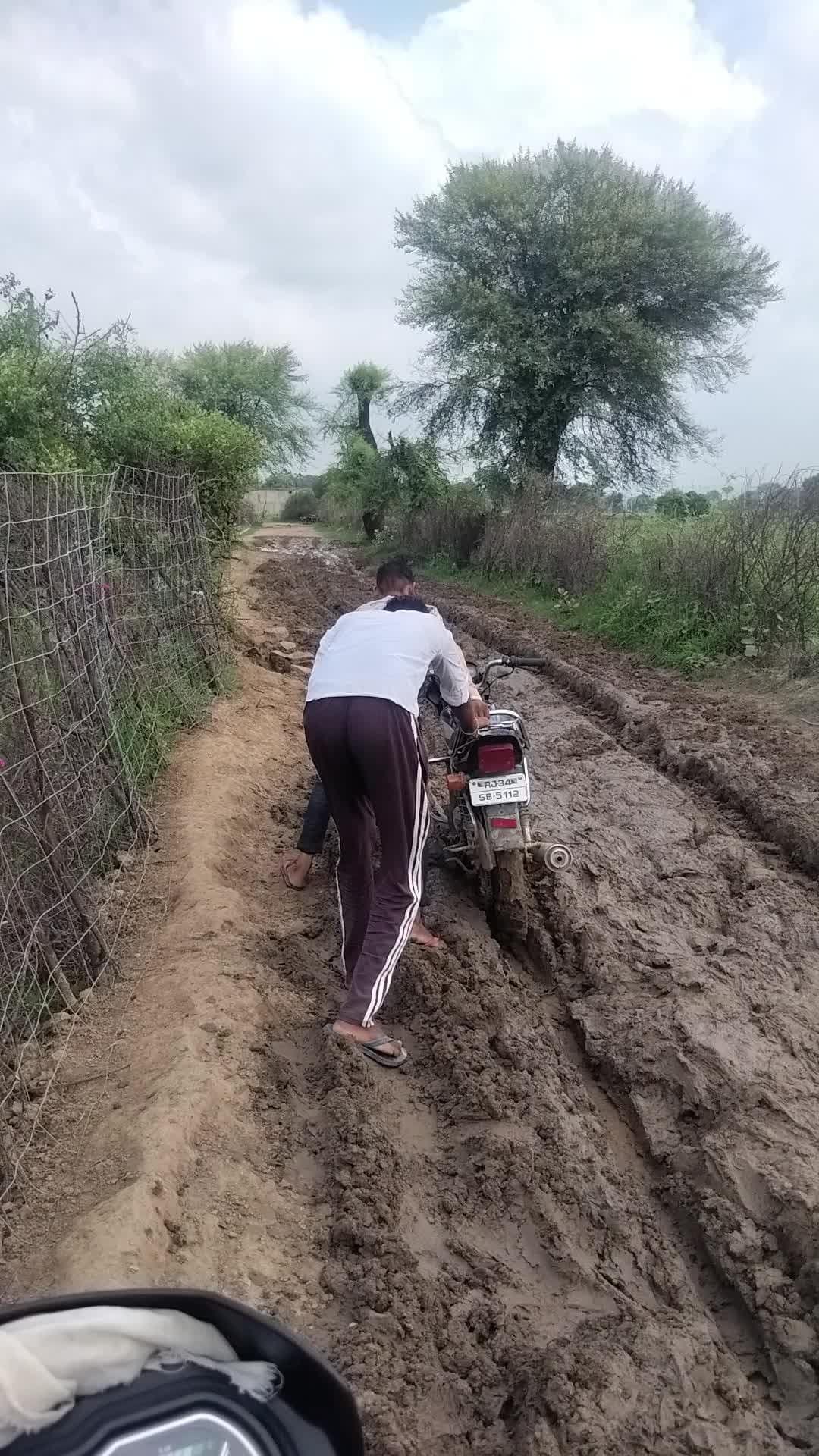 gav jamudri me ...bahut jyada khachha ho rah hai parvati mata ka jane bale raste me jatiyo ko bahut pareshani aati hai..