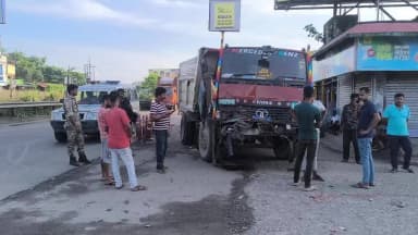 চোপড়া: নাম্বার প্লেটহীন ডাম্পারের দাপট! চোপড়ায় অল্পের জন্য রক্ষা পেল যাত্রীবোঝাই বাস