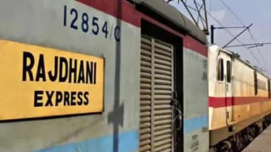 नारायणपुर: नारायणपुर स्टेशन पर राजधानी एक्सप्रेस का इंजन फेल, 1 घंटा 45 मिनट तक रुकी ट्रेन