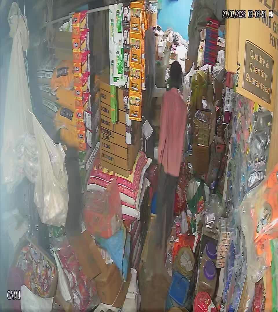 मेहनत में चोरों का मनोबल बढ़ा प्रशासन का कोई डर नहीं प्रशासन कोई कार्रवाई नहीं कर पाती है आवेदन करता सिर्फ आवेदन लेकरभटक