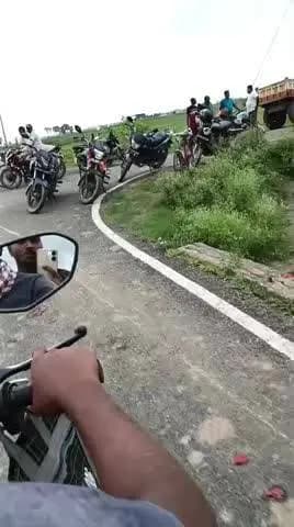 पीपारडी मोड से सीधा देव रोड में हरिहरबीघा और लालबीघा के बीच नहर पुल पर बाइक और स्कूल मैजिक वाहन में जोडदार takar मे,।#