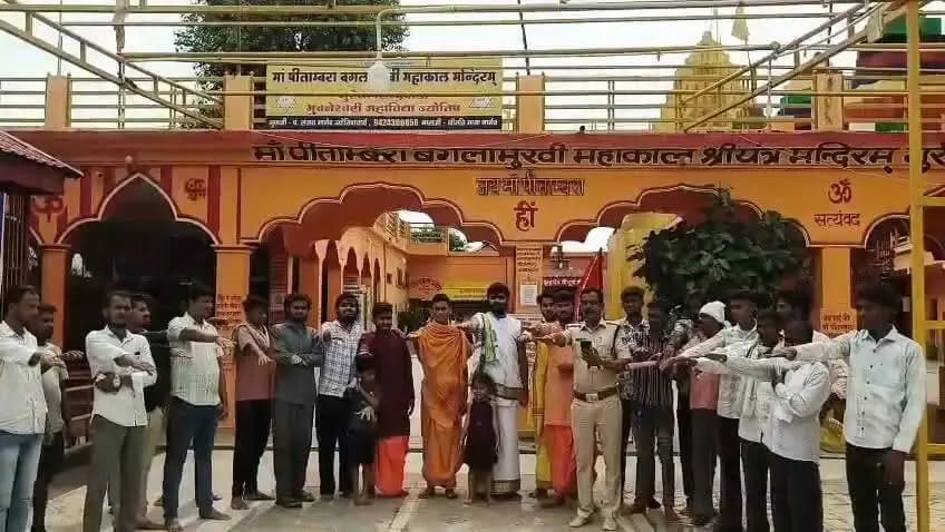 नशे से दूरी है जरूरी 2.0 अभियान के अंतर्गत श्री पीतांबरा बगलामुखी मंदिर धार्मिक स्थल गुरैया में जागरूकता कार्यक्रम आयोजित किया गया एवं नशामुक्ति की शपथ दिलाई गई।
#NasheSeDooriHaiZaroori2.0
#NashaMuktBharat
#नशा_मुक्त_मध्यप्रदेश #NashaMuktChhindwara
#procwa #छिन्दवाड़ा
#JansamparkMP
Home Department of Madhya Pradesh
Chhindwara Police
Social Justice and Disabled Welfare Department ,Madhya Pradesh
Jansampark Madhya Pradesh