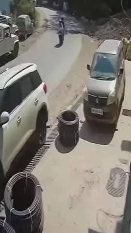 सोलन: सोलन शामती बाईपास पर 10 मिनट में हुए दो हादसे, CCTV में कैद घटनाएं सोशल मीडिया पर हुई वायरल