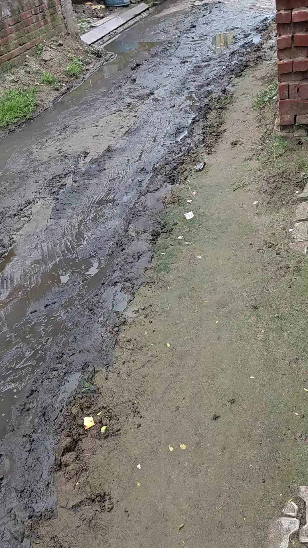 हसनपुर के ग्राम नगला खादर में 7 साल से रास्ता खराब हो चुका है लेकिन कोई प्रशासन ध्यान नहीं दे रहा कोई सुनवाई नहीं होती ह