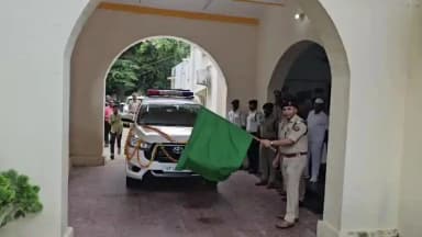 यातायात नियमो के उल्लंघन पर सख्त निगरानी हेतु #RaebareliPolice ने इंटरसेप्टर वाहन ऑपरेशन शुरू किया,एसपी ने दिखाई झंडी