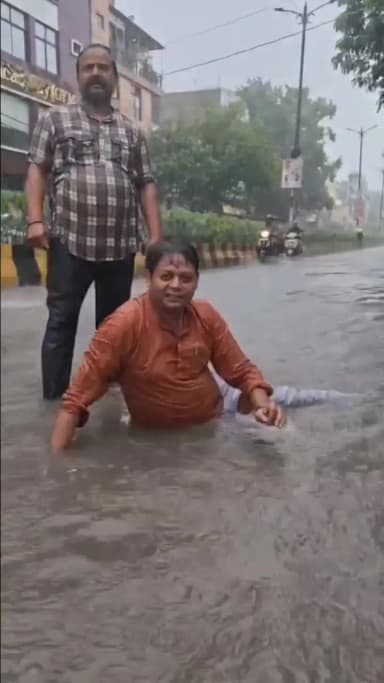 त्रिलोकपुरी की सड़कें तालाब में तब्दील, AAP पार्षद ने CM रेखा गुप्ता से मांगा इस्तीफा