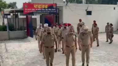 ਨਕੋਦਰ: ਕਸਬਾ ਨਕੋਦਰ ਦੀ ਪੁਲਿਸ ਨੇ ਨਕੋਦਰ ਵਿਖੇ ਕਾਨੂੰਨ ਵਿਵਸਥਾ ਨੂੰ ਸੁਚਾਰੂ ਰੂਪ ਨਾਲ ਚਲਾਉਣ ਦੇ ਲਈ ਕੱਢਿਆ ਫਲੈਗ ਮਾਰਚ