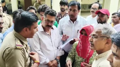 मुज़फ्फरनगर: युवती ने अजय बनकर प्यार करने वाले अजरूल पर लगाए धोखे, मारपीट और धर्म परिवर्तन के गंभीर आरोप, SSP कार्यालय पहुंची पीड़िता
