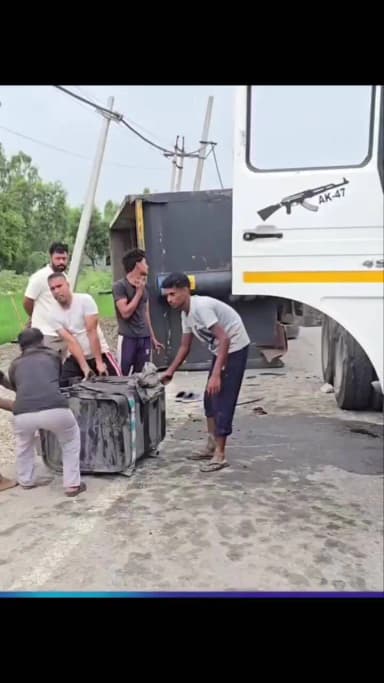 इंद्री: इंद्री रोड पर टायर फटने से पलटा बजरी ट्रक, चालक परिचालक सुरक्षित