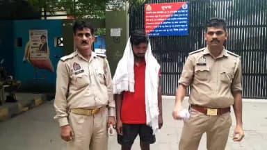 मथुरा: मुड़िया पूर्णिमा पर्व पर दर्शन करने आए श्रद्धालुओं के बीच किशोरी का नहाते हुए वीडियो बनाने वाला होटल मालिक का बेटा गिरफ्तार