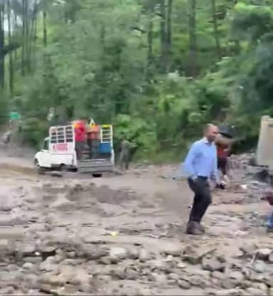 चम्बा: चंबा-पठानकोट राष्ट्रीय राजमार्ग उदयपुर के पास भारी बारिश से बंद