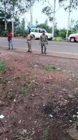 ग्राम हर्रा में कोर्ट के आदेश का कर रहे उल्लंघन पुलिस को सूचना देने के बाद गाड़सराई पुलिस आकर देख रही तमाशा