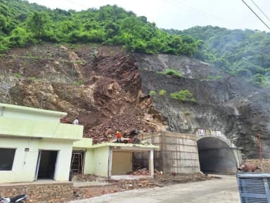 रुद्रप्रयाग: रुद्रप्रयाग ड्रीम टनल के ऊपर पहाड़ी दरकी, करोड़ों की परियोजना पर उठे सवाल