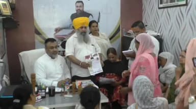 ਲੁਧਿਆਣਾ ਪੂਰਬੀ: ਆਤਮ ਨਗਰ ਵਿਖੇ ਰਾਸ਼ਟਰੀ ਮਹਾਦੇਵ ਸੰਘਰਸ਼ ਦਲ ਵੱਲੋਂ ਬਜ਼ੁਰਗਾਂ ਨੂੰ ਦਿੱਤੀ ਗਈ ਪੈਨਸ਼ਨ