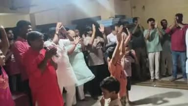 महुआ: महुआ के पुरानी बाजार स्थित महावीर मंदिर परिसर में मंगलवार की संध्या सामूहिक हनुमान चालीसा पाठ का आयोजन किया गया