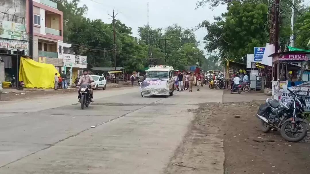 नशा नहीं शिक्षा अपनाओ
देश को नई रहा दिखाओ
का उद्घोष करते हुए रैली में सम्मिलित एनसीसी कैडेट्स एवं नपा के साथ आष्टा पुलि