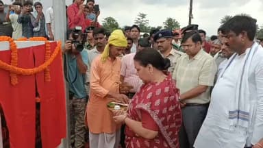 महागामा: ग्रामीण विकास मंत्री दीपिका पांडेय सिंह ने मंगलवार को महागामा प्रखंड में करीब आधा दर्जन सड़कों का शिलान्यास किया