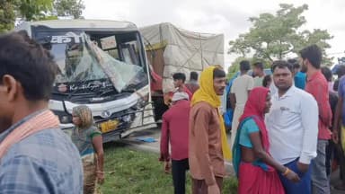 धमदाहा: दो बसों की भीषण टक्कर में दर्जनों यात्री घायल, पुलिस ने रेस्क्यू कर अस्पताल पहुंचाया