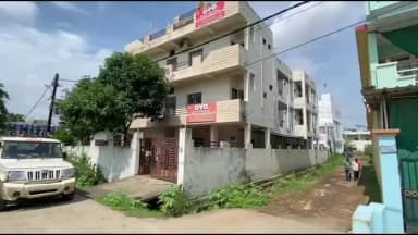 जबलपुर: धनवंतरी नगर: मंदिर के पास OYO होटल में 'गंदे खेल' का आरोप, रहवासियों ने घेरा, संचालक पर धमकी का आरोप