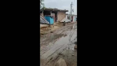मोठ: चिरगांव थाना क्षेत्र में 5 साल से बदहाल सड़क पर ग्रामीणों का गुस्सा फूटा, निर्माण की मांग को लेकर किया प्रदर्शन