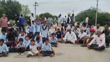 मारवाड़ जंक्शन: मारवाड़ जंक्शन के दुदौड़ गांव में बने पुल में आई दरारों के खिलाफ ग्रामवासियों ने किया धरना प्रदर्शन