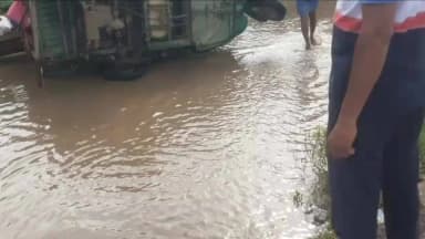 ସୁକିନ୍ଦା: ସୁକିନ୍ଦା ହନୁମାନ ଛକରେ ଅଘଟଣ: ପାଣିଭରା ବଡ଼ ଖାଲରେ ଓଲଟିଲା ମାଲବୋଝେଇ ଅଟୋ, ଚାଳକ ଆହତ