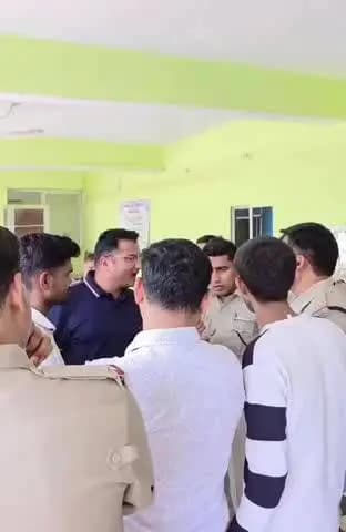 कवर्धा: कांग्रेस नेता तुकाराम और पुलिस जवानों के बीच थाने में हुई जोरदार बहस का वीडियो वायरल, पीड़ित की सुरक्षा पर उठे सवाल