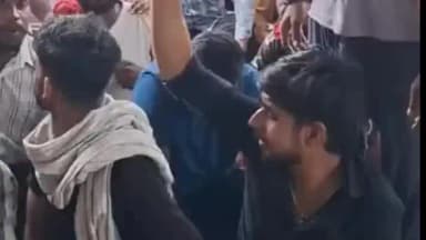 मुगलसराय: रेलवे यार्ड में वेतन में देरी और कम मजदूरी के विरोध में RY के श्रमिकों ने किया प्रदर्शन, अनिश्चितकालीन हड़ताल की चेतावनी