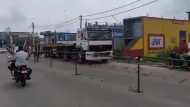 बुढ़ाना: कस्बे के मुजफ्फरनगर रोड पर कावड़ यात्रा के मद्देनज़र सुरक्षा के लिए पुलिस ने सड़क को दो भागों में डिवाइड किया