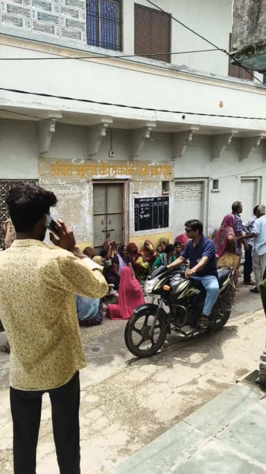 मानपुरा गांव में उचित मूल्य की दुकान पर सुबह 7:00 से लोगों की भीड़ लगी हुई है और राशन देने वाला अभी तक यहां उपस्थित नहीं