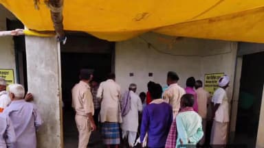अरियरी: पैक्स चुनाव को लेकर अरियरी के डिहा गांव में पुलिस बल तैनात