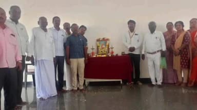 ಹೊಸಪೇಟೆ: ಪಟ್ಟಣದ ತಾಲೂಕು ಆಡಳಿತದ ವತಿಯಿಂದ ಕಚೇರಿ ಸಭಾಂಗಣದಲ್ಲಿ ಶ್ರೀ ಶಿವಶರಣ ಹಡಪದ ಅಪ್ಪಣ್ಣ ಅವರ ಜಯಂತಿ ಆಚರಣೆ