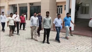 हापुड़: गांव जसरूप नगर के निवासी ग्रामीण जलभराव से परेशान होकर पहुंचे डीएम कार्यालय, ज्ञापन देकर पुलिया निर्माण की मांग की