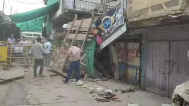 धामणगाव रेल्वे: भाजी मंडी परिसरातील मिश्री कोटकर यांच्या धोकादायक इमारतीवर नगरपरिषदची संयुक्त कारवाई