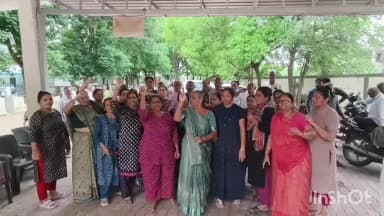 મજુરા: પર્વત પાટિયા ખાતે ખાદીપુરમાં થયેલા અસલગ્રસ્ત લોકોએ પાલિકા સામે વિરોધ નોંધાયો છે.