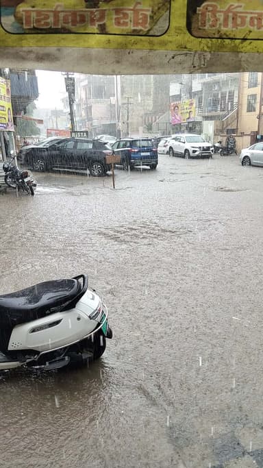हेलो गाइस यहमालवीय नगर सेक्टर सेक्टर 1 जयपुर का वीडियो है यह यहां पर सड़कों पर इस तरह पानी घटा हो रखा है पलकमें सड़कों प