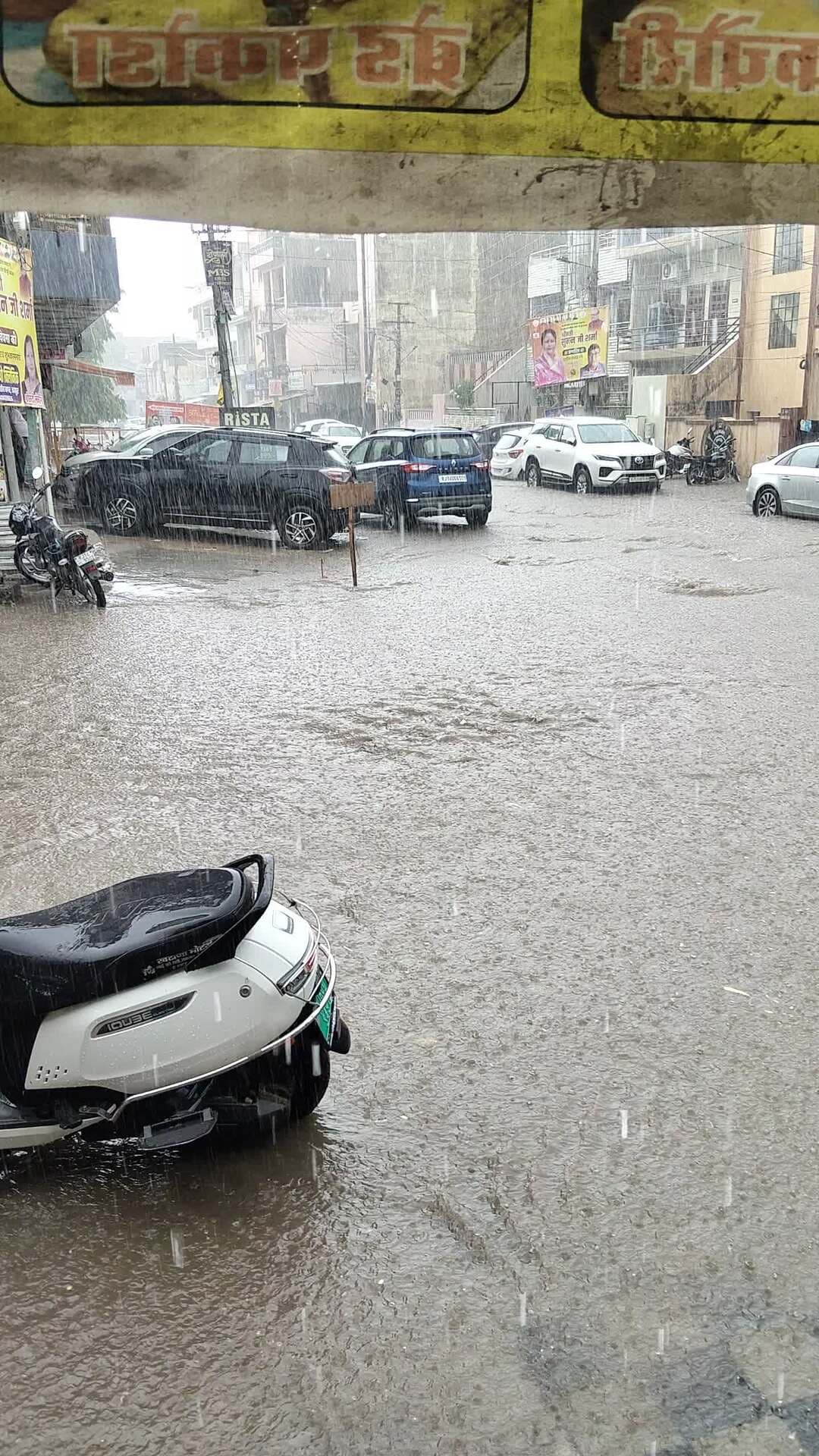 हेलो गाइस यहमालवीय नगर सेक्टर सेक्टर 1 जयपुर का वीडियो है यह यहां पर सड़कों पर इस तरह पानी घटा हो रखा है पलकमें सड़कों प