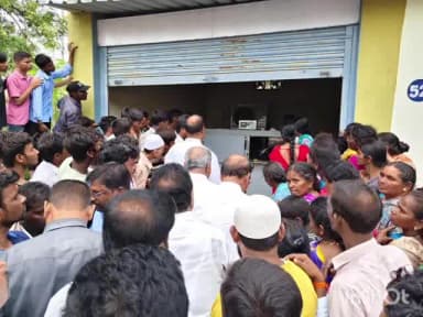 గద్వాల్: కొత్తపల్లి గ్రామానికిచెందిన ఆత్మహత్యకు చేసుకన్న విద్యార్థితరుణ్ కుటుంబ సభ్యులను పరామర్శించిన ఎమ్మెల్యే కృష్ణమోహన్ రెడ్డి