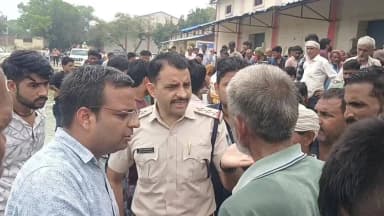 अंबाह: अंबाह थाना परिसर में खाद टोकन वितरण शुरू, केंद्र पर उमड़ी किसानों की भीड़ से लाइन में खड़ी महिला बेहोश