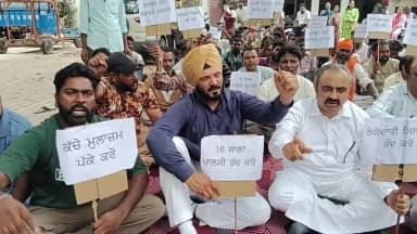 ਫ਼ਿਰੋਜ਼ਪੁਰ: ਨਗਰ ਕੌਂਸਲ ਦਫਤਰ ਦੇ ਬਾਹਰ ਸਫਾਈ ਸੇਵਕਾਂ ਵੱਲੋਂ ਹੱਕੀ ਮੰਗਾਂ ਨੂੰ ਲੈ ਕੇ ਸਰਕਾਰ ਖਿਲਾਫ ਕੀਤਾ ਰੋਸ ਪ੍ਰਦਰਸ਼ਨ
