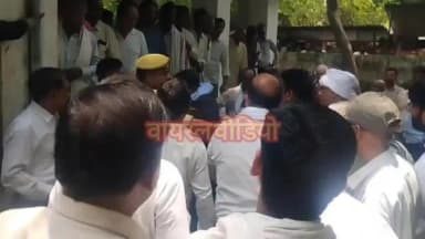 इटावा: कलेक्ट्रेट के एसडीएम कोर्ट के बाहर अधिवक्ताओं के दो गुटों के बीच जमकर मारपीट, अफरा-तफरी मची, वीडियो हुआ वायरल