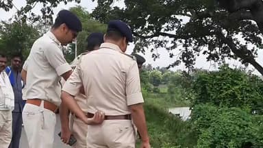 बलिया: बालाचक के समीप सड़क किनारे मिले युवक के शव को परिजनों ने हत्या बताया, पुलिस पर जांच का दबाव