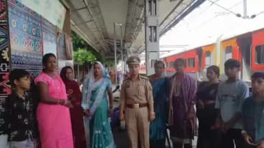 नौतनवा: नौतनवा रेलवे स्टेशन पर उपनिरीक्षक अनामिका चौहान ने मिशन शक्ति के तहत किया जागरूकता कार्यक्रम