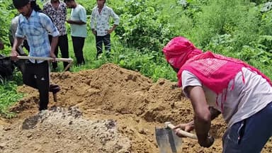 स्वार: अकबराबाद गाँव के कब्रिस्तान से 45 दिन बाद शव को प्रशासन की निगरानी में निकाला गया