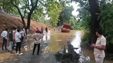 ଆଠମଲ୍ଲିକ: ଧଣ୍ଡାତୋପା ନାଳ ଉପରେ ଚାରି ଫୁଟର ପାଣି; ଯାତାୟାତ ବାଧାପ୍ରାପ୍ତ